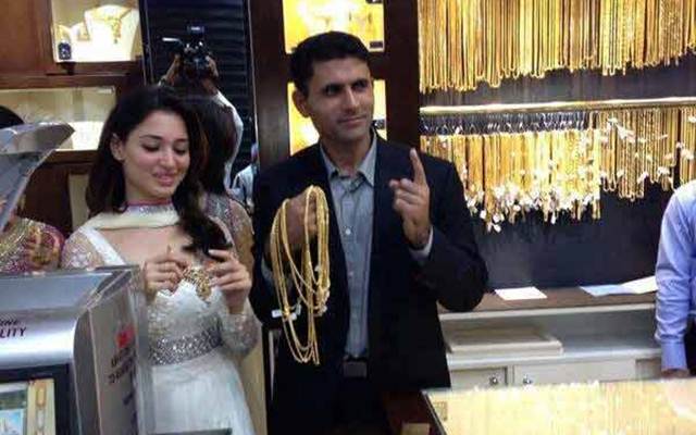 Pakistani cricketer Abdul Razzaq to marry actress Tamannaah&nbsp;Bhatia?